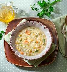 Minestra di orzo e piselli secchi