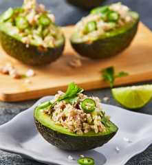 Aguacates rellenos de atún