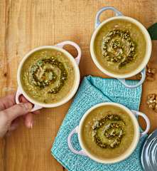 Minestra di porri e farro con pesto alle noci