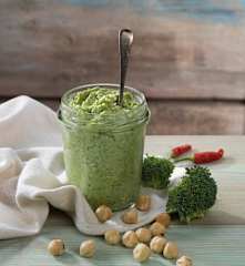 Pesto di broccoli, acciughe e nocciole