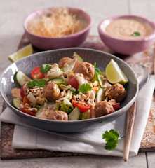 Sałatka azjatycka z klopsikami