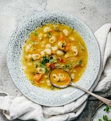 Sopa de verduras variadas con pasta