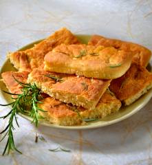 Herzhafte Focaccia mit Kichererbsen
