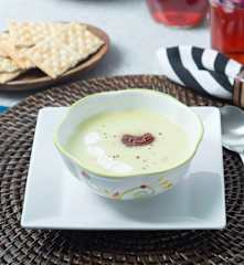 Sopa de manzana con queso azul y chipotle