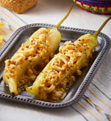 Chile güero relleno de calamares