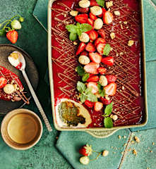 Erdbeer-Joghurt-Mousse mit Schokolade und Amarettini