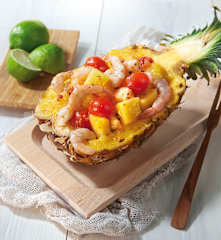 Gamberi e ananas al lime e pepe rosa