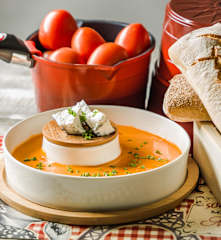 Sopa de jitomate y queso de cabra