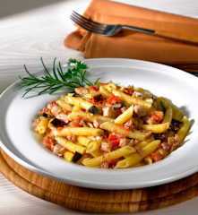 Macarrones con pez espada y berenjenas al romero