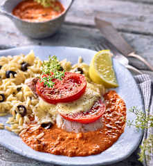 Seelachs Caprese mit Olivennudeln