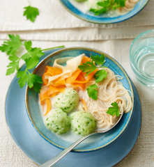 Boulettes de merlu en bouillon, légumes et vermicelles