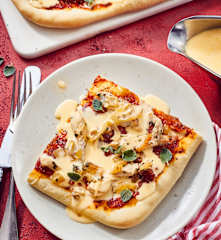 Pizza mit Pute und Sauce Hollandaise