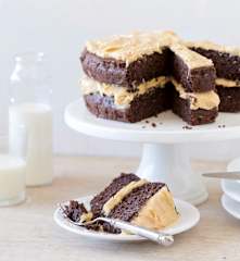 Čokoládový quinoa dort s polevou z arašídového másla