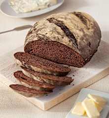 Pan de cacao y frutas deshidratadas