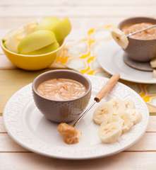 Fondue z masła orzechowego z owocami