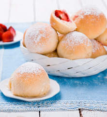 Bułeczki drożdżowe z truskawkami