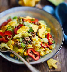 Mais-Salat mit Hackfleisch und Avocado