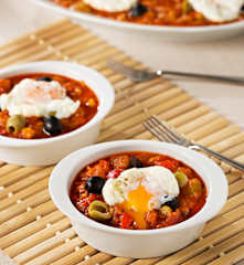Huevos poché con pisto de anchoas y aceitunas