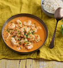 Estofado de pescado y marisco con leche de coco y arroz