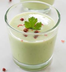 Sopa fria de abacate e coco