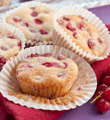 Magdalenas de grosellas y almendras