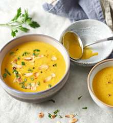 Soupe de courge butternut, curry et amandes