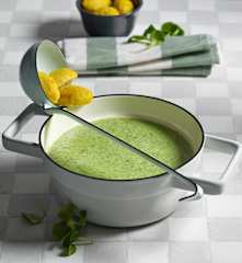 Vogerlsalatsuppe mit Topfennockerl