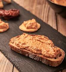 Ντιπ γιαουρτιού με φέτα και λιαστές ντομάτες