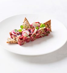 Steak tartar con crackers de sésamo
