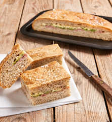 Focaccia ai semi di chia farcita