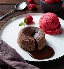 Çikolatalı Akışkan Kek, Frambuazlı Pratik Dondurma (2 porsiyon)