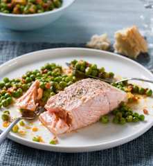 Lomos de pescado y guisantes con jamón al pimentón