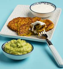 Zucchinipuffer mit Avocadocreme und Joghurtdip