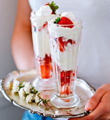 Zefir truskawkowy z bezami