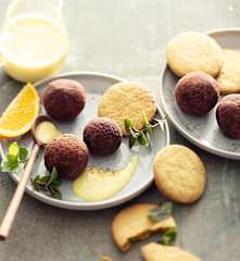 Truffes à l'orange, sablés au curry et crème anglaise curry-orange