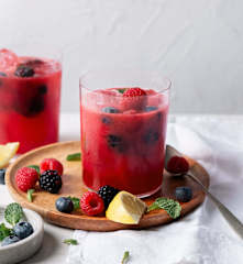 Nealkoholické mojito z lesních plodů