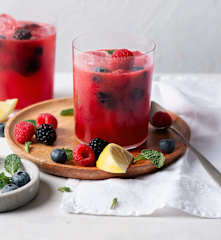 Alkoholfreier Beeren-Mojito