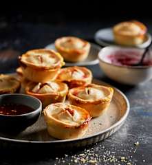 Tartaletas de queso brie con salsa de chile y mermelada de frambuesas (Espesar) TM6