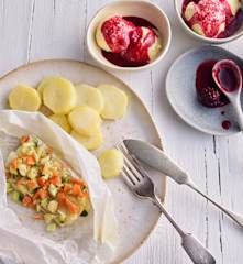Menú: Papillote de rodaballo con verduras. Helado con salsa de frutos rojos