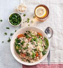 Sałatka mocy z quinoa, awokado i szpinakiem