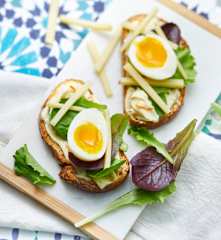 Tartine œuf mi-dur, mayonnaise aux agrumes et fromage