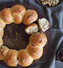 Corona de pan con cranberries y pistachos