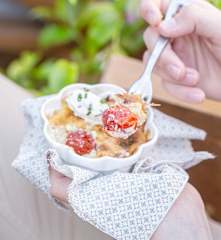 Clafoutis aux tomates cerise, quenelle de fromage frais