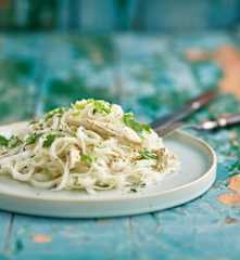 Frango com noodles de arroz