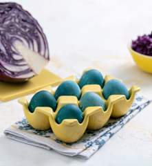 Gotowanie i farbowanie jajek na niebiesko (czerwoną kapustą)