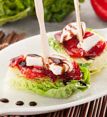 Bruschetta de laitue au poulet et poivrons caramélisés