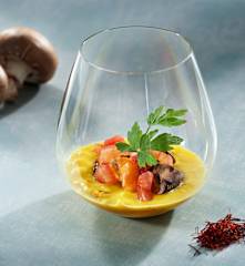 Mejillones marinados con crema de azafrán