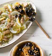 Papas y aceitunas negras aliñás