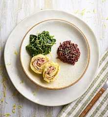 Omelette con contorno di spinaci e riso croccante