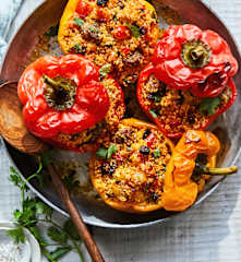 Poivrons farcis à la semoule et à la chipolata